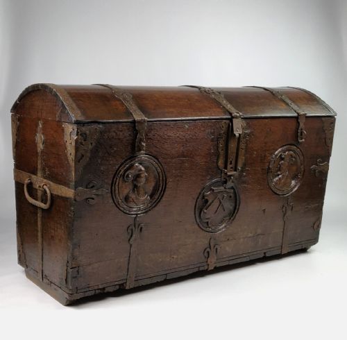fig 1. A 16th century Romayne marriage chest.