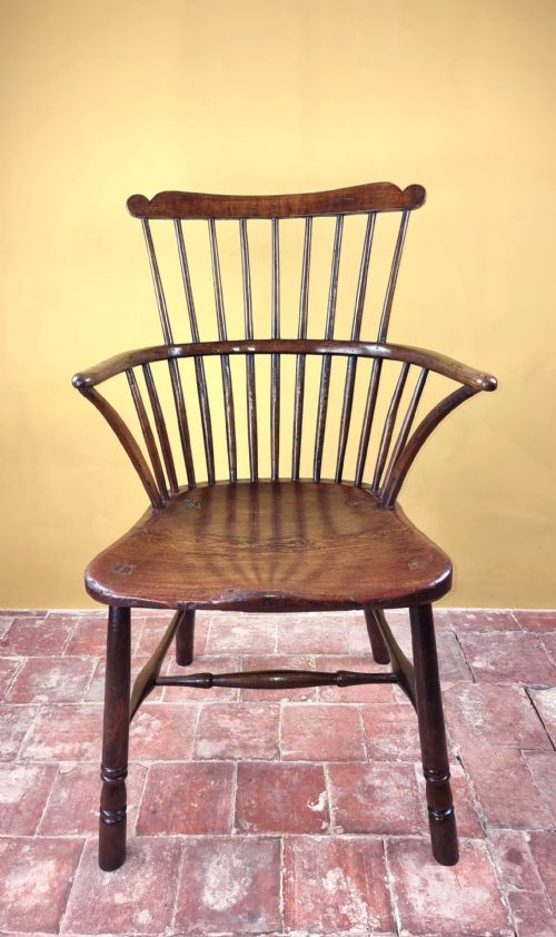 fig 1. A fine 18th century comb back Windsor chair.