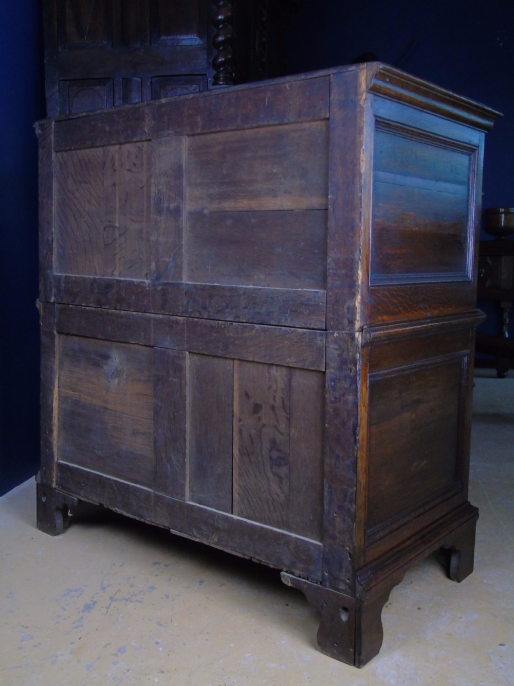 A lovely 18th century chest of drawers View VII