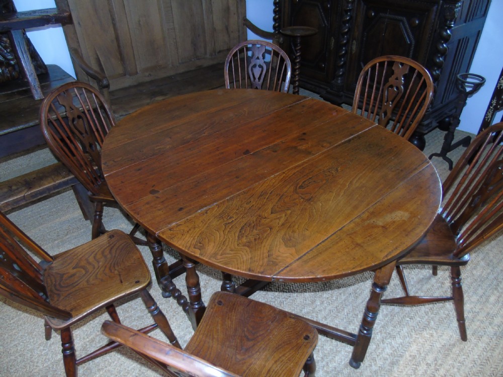 A fine and Early 17th Century gateleg table  View V