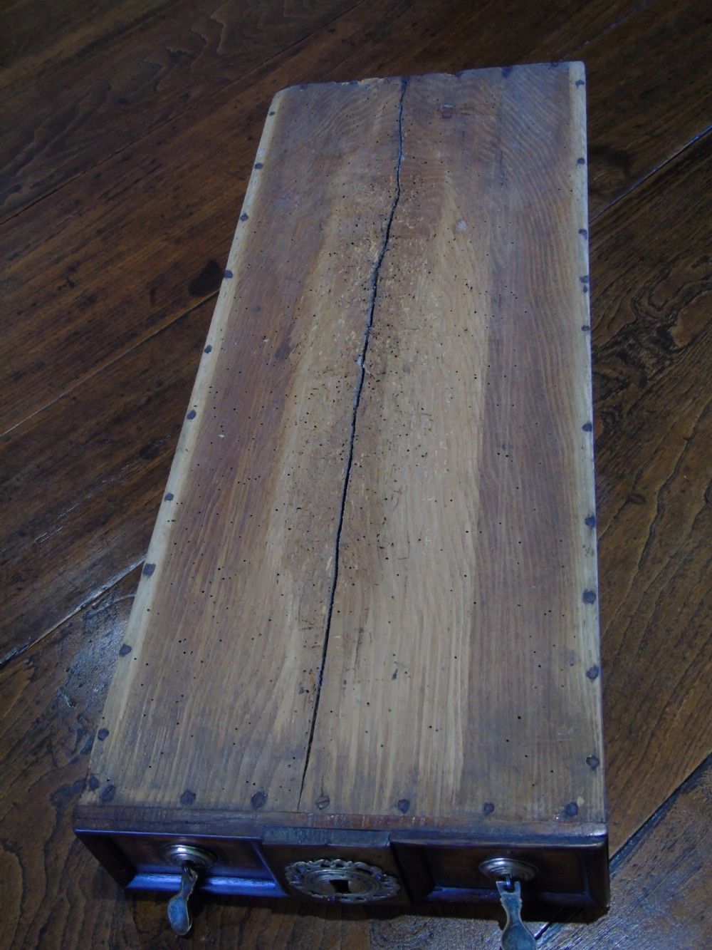 A fine and Early 17th Century gateleg table  View VI