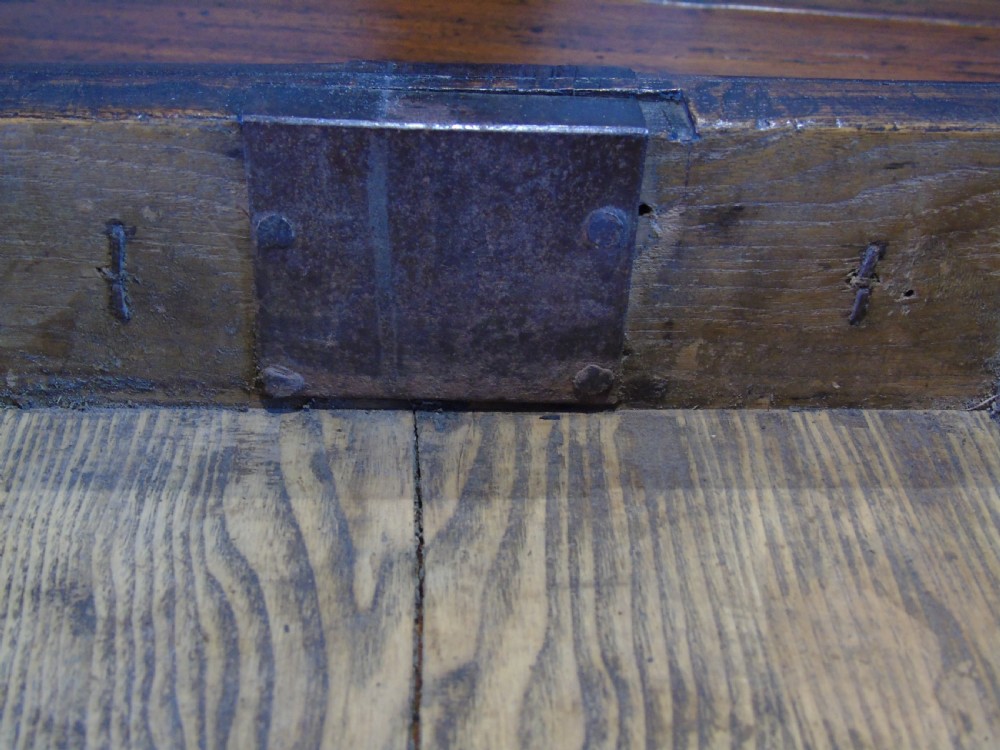 A fine and Early 17th Century gateleg table  View VIII