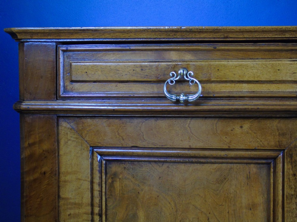 A fine Quality 19th Century walnut sideboard View VIII