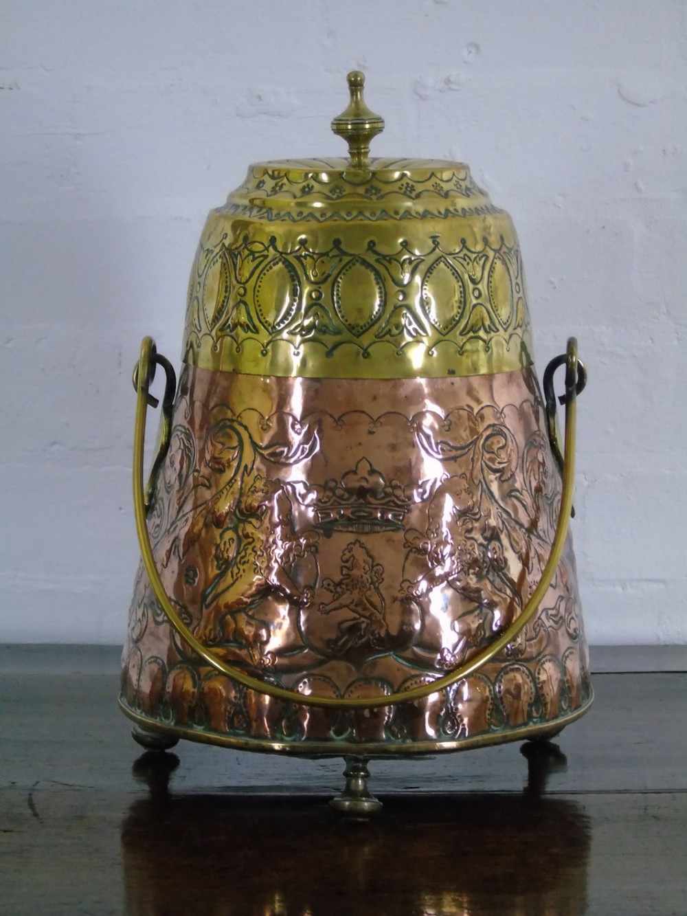 A fine early 18th century Dutch repouse ash pot