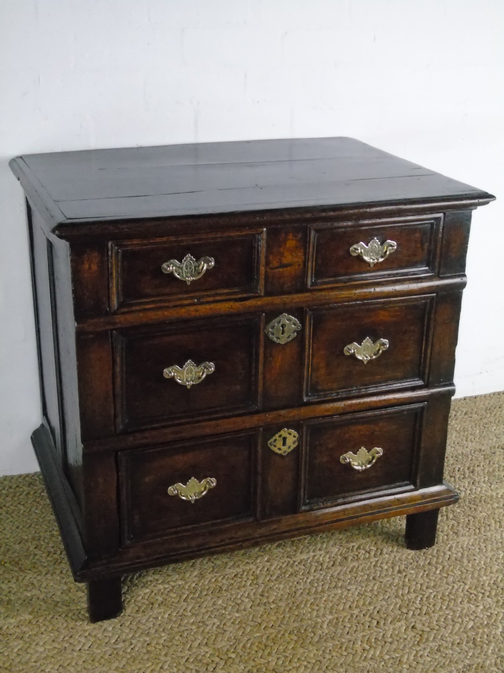 A fine early 18th century chest of drawers View V