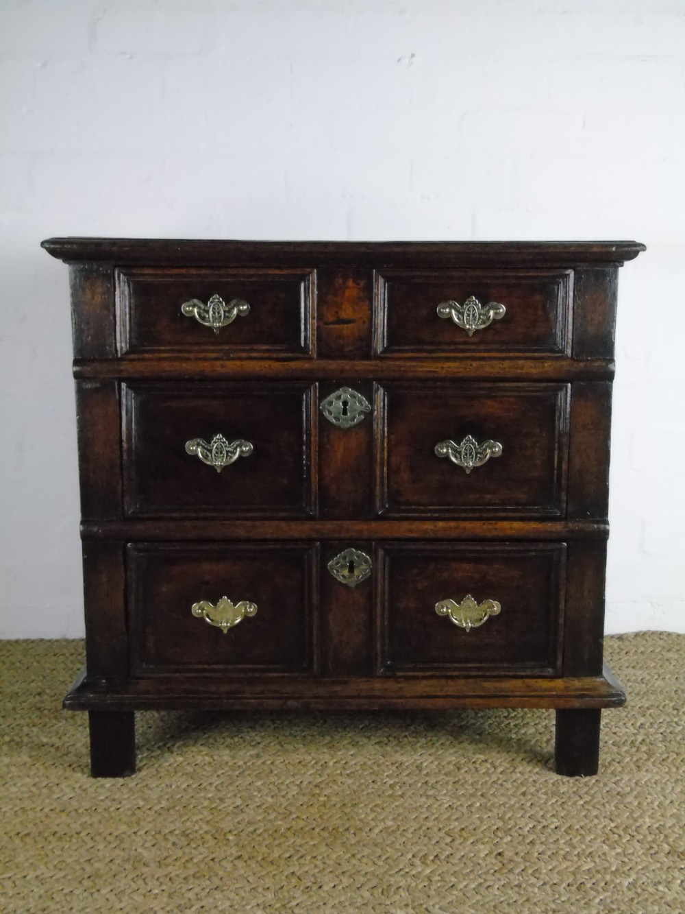 A fine early 18th century chest of drawers View VI