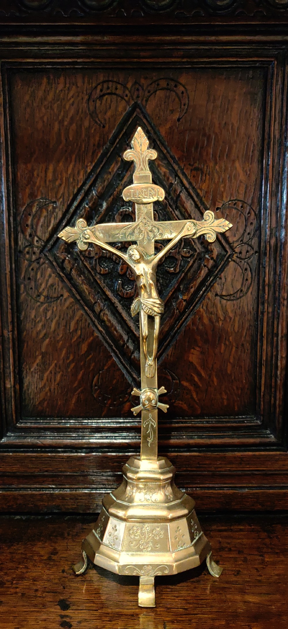 A small 17thC brass crucifix