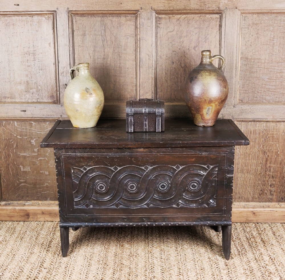 A small 17thC plank coffer