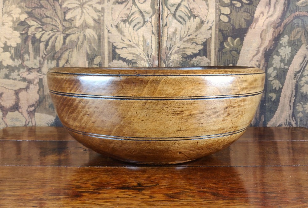 A fine early 19th century turned bowl. 