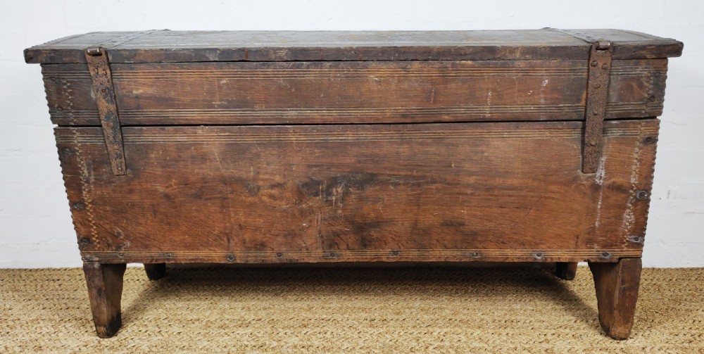A 16th century English boarded oak coffer.  View VI