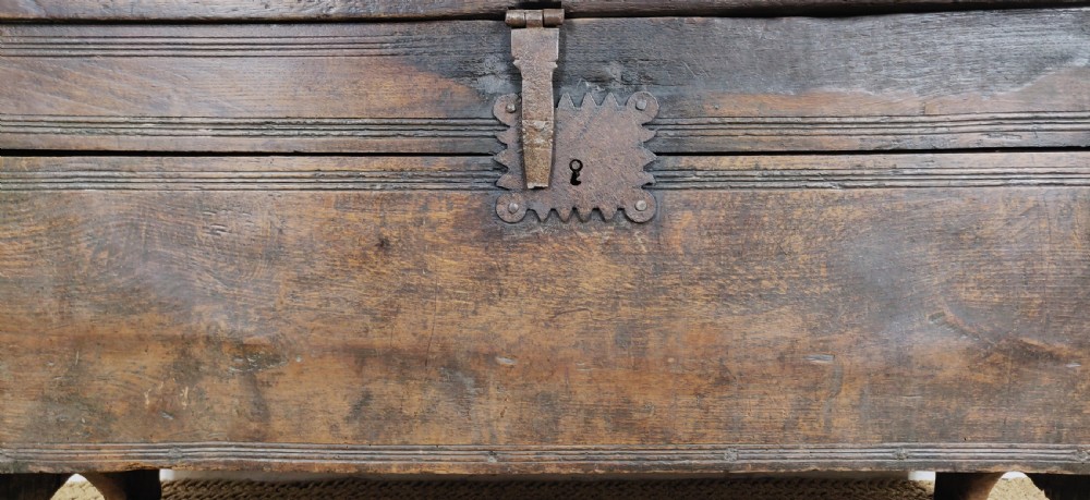 A 16th century English boarded oak coffer.  View XI