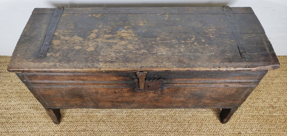 A 16th century English boarded oak coffer.  View XIII
