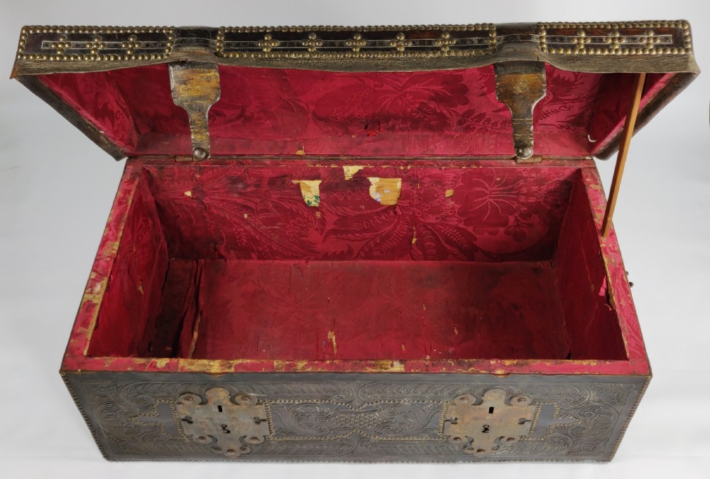A late 17th - early 18th century travelling trunk  View IV