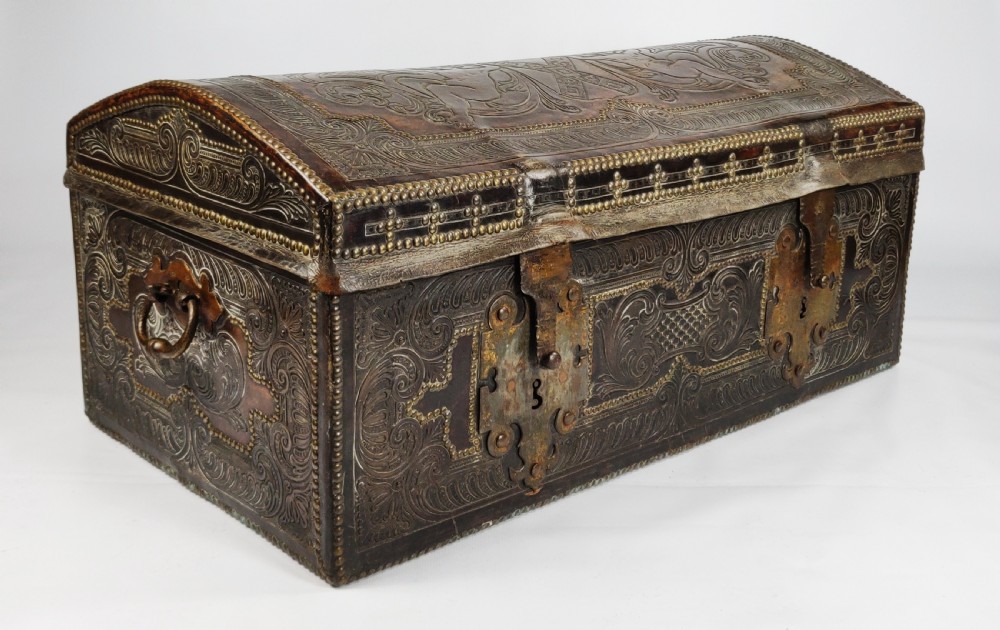 A late 17th - early 18th century travelling trunk  View IX
