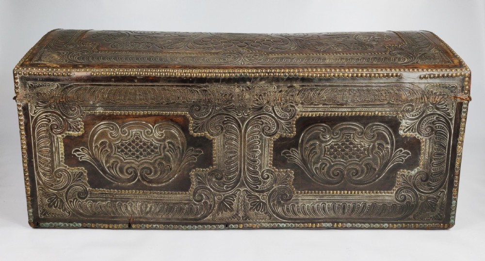 A late 17th - early 18th century travelling trunk  View X