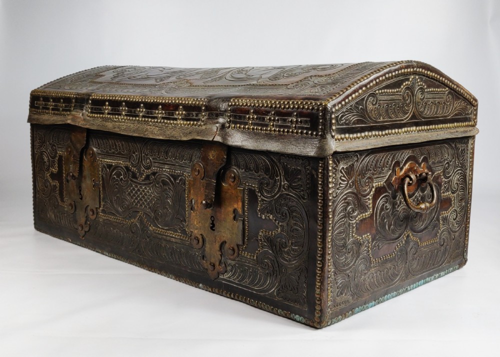A late 17th - early 18th century travelling trunk  View XII