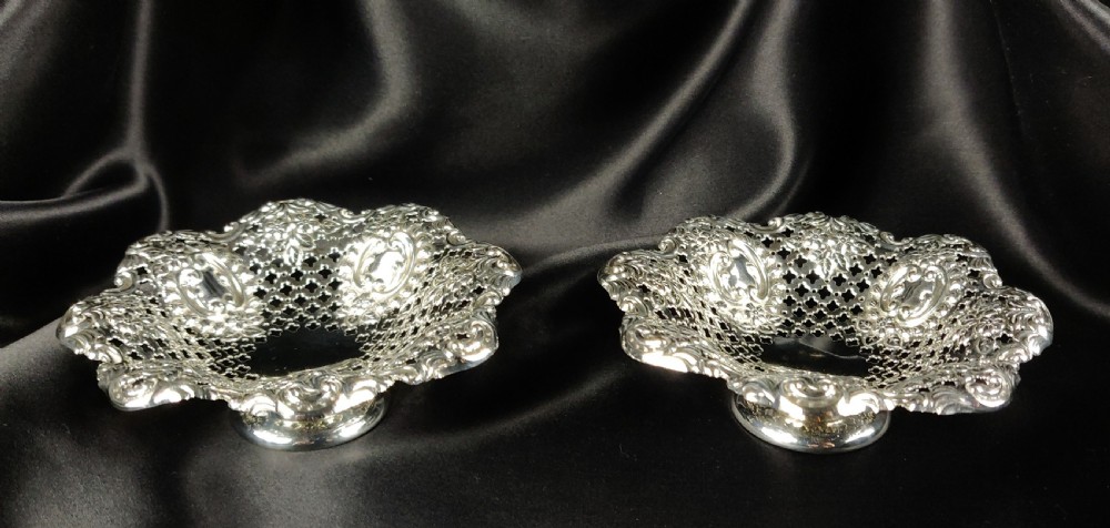 A small pair of late Victorian silver bonbon dishes. 