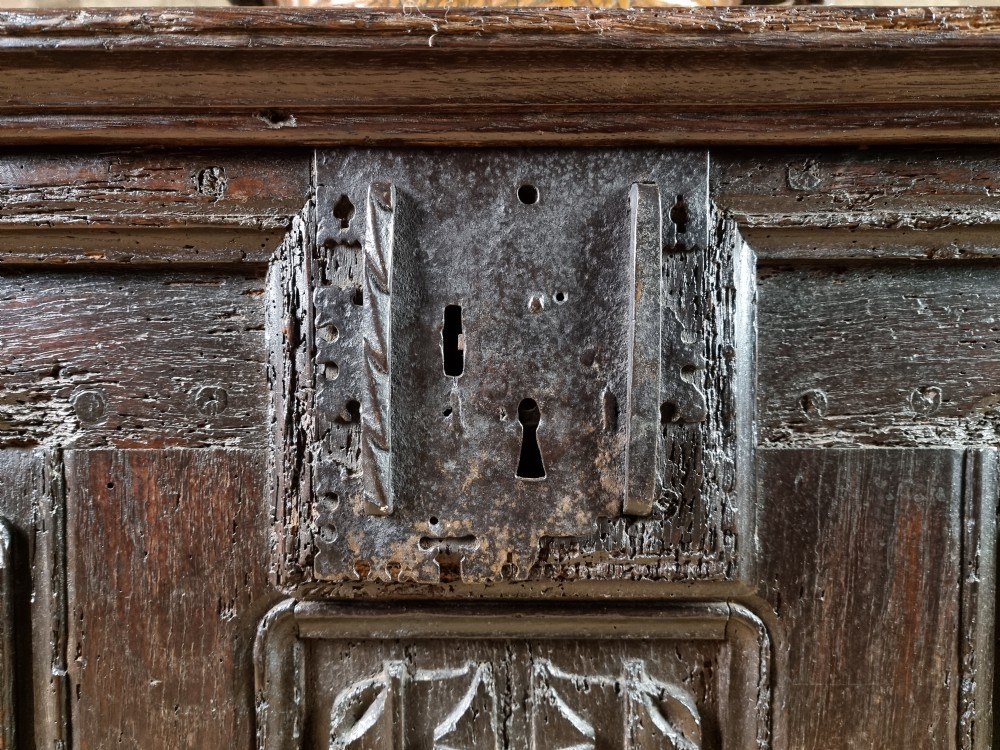 A large early 16th century linenfold coffer.  View V