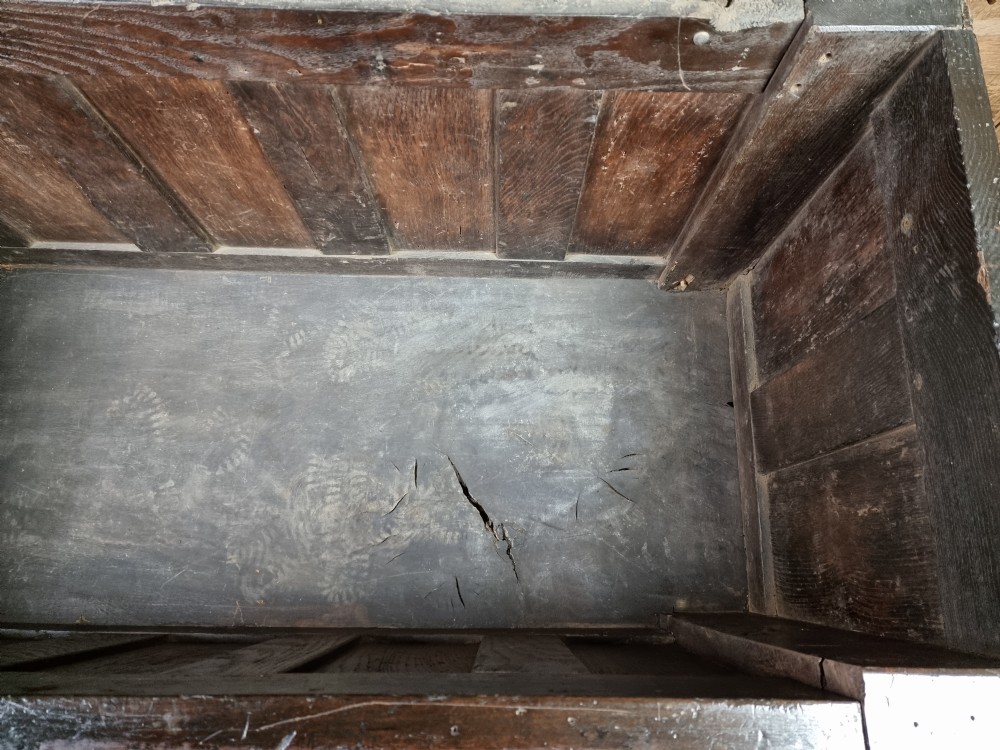 A large early 16th century linenfold coffer.  View XII