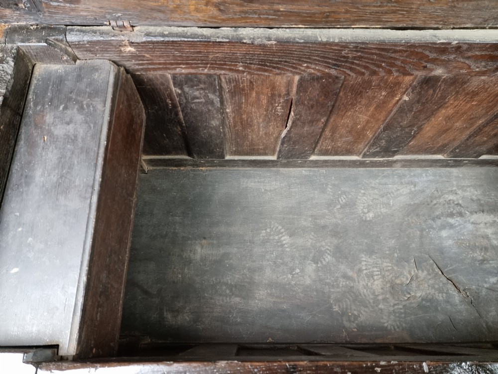 A large early 16th century linenfold coffer.  View XIII