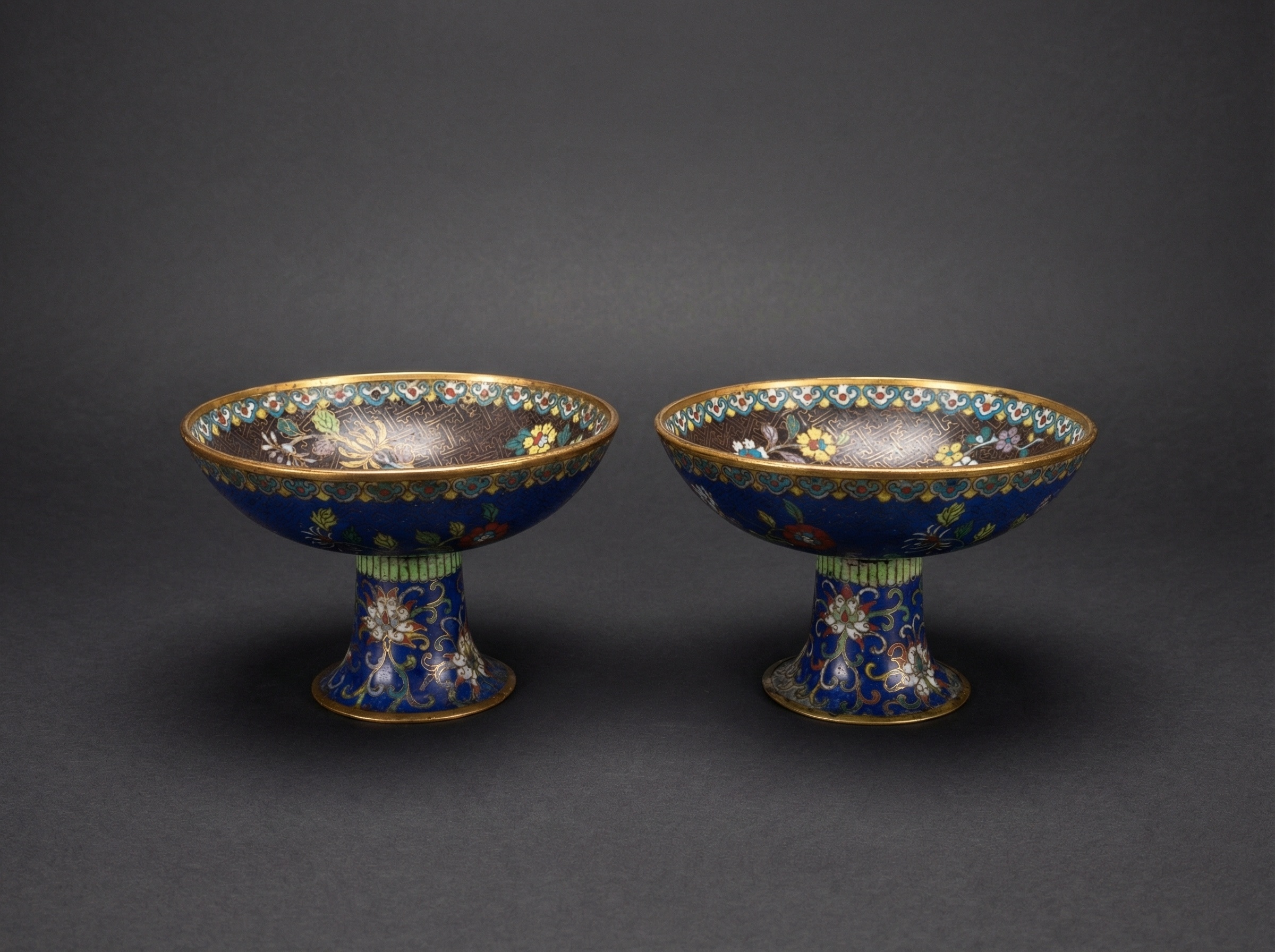 EARLY PAIR OF 19TH CENTURY CHINESE CLOISONNE ENAMEL TAZZA. Jiaqing.