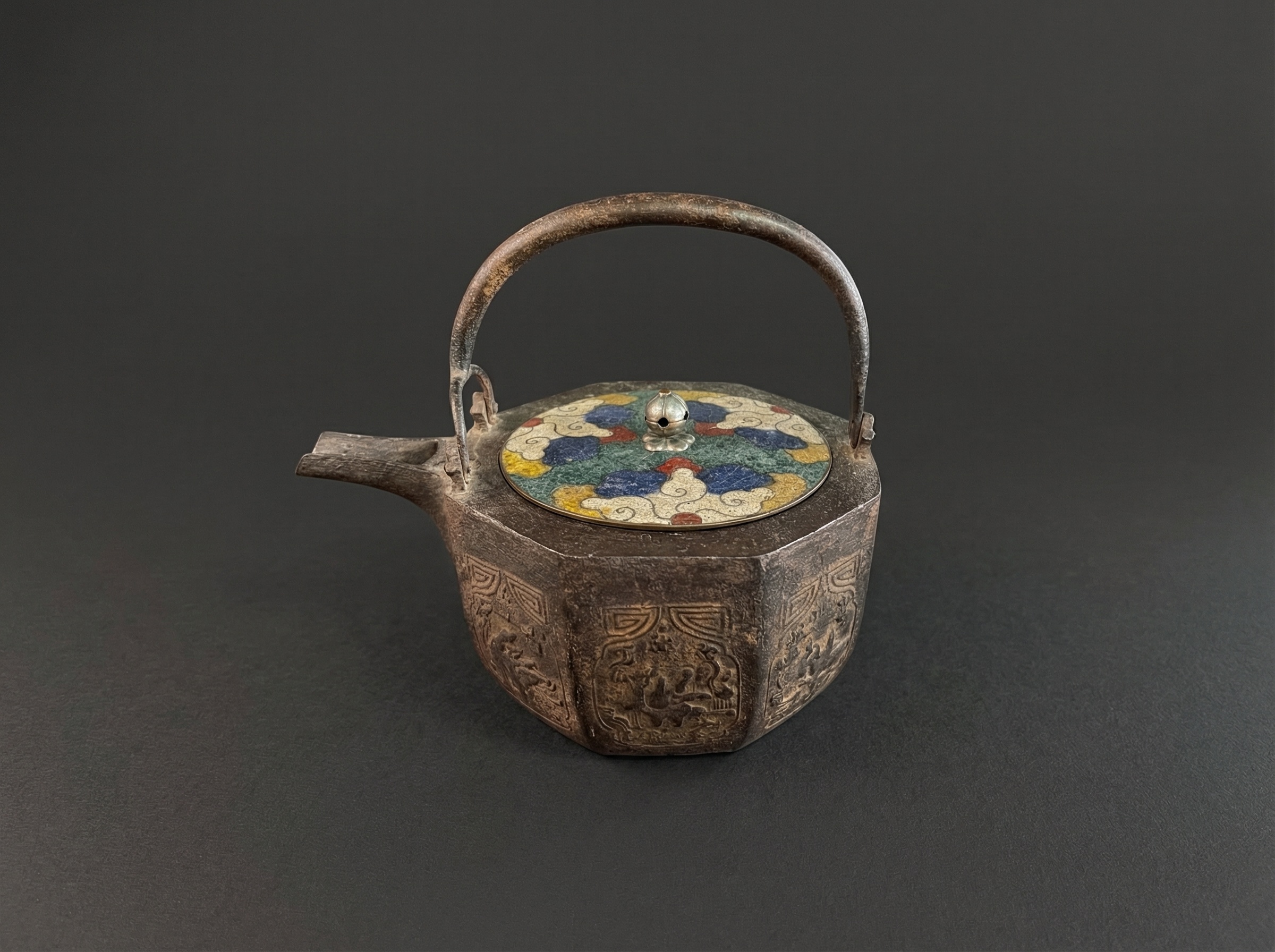 Rare Japanese Sake kettle with Cloisonne Lid. Edo Period. Circa 1850.