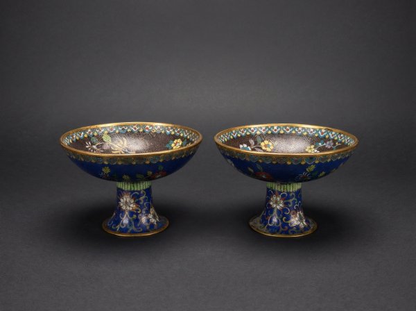 EARLY PAIR OF 19TH CENTURY CHINESE CLOISONNE ENAMEL TAZZA. Jiaqing.