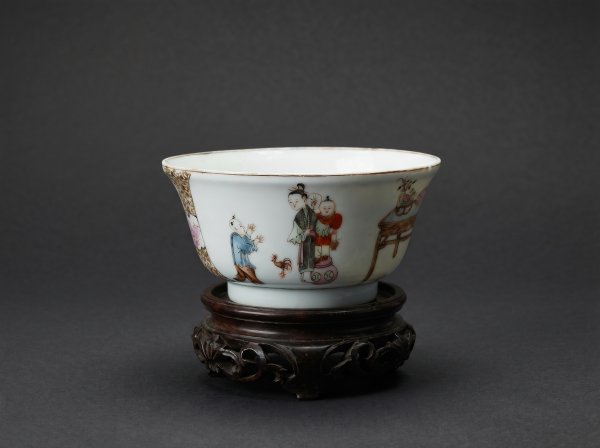FINE CHINESE EGGSHELL PORCELAIN BOWL. Circa 1900.