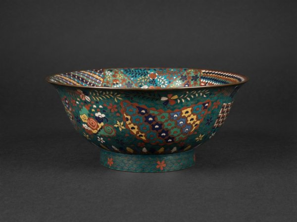 Large Japanese Cloisonne Enamel Bowl. Spectacular Decoration. Circa 1880.