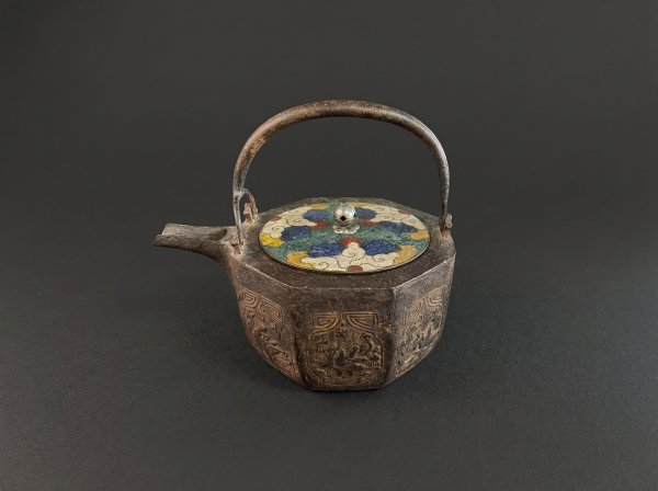 Rare Japanese Sake kettle with Cloisonne Lid. Edo Period. Circa 1850.